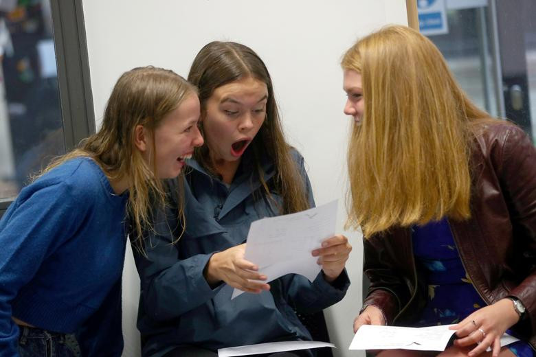 Bức ảnh ghi lại phản ứng của các nữ sinh sau khi nhận được kết quả hạng A tại trường Stoke Newington ở thủ đô London, Anh, ngày 16/8/2018.