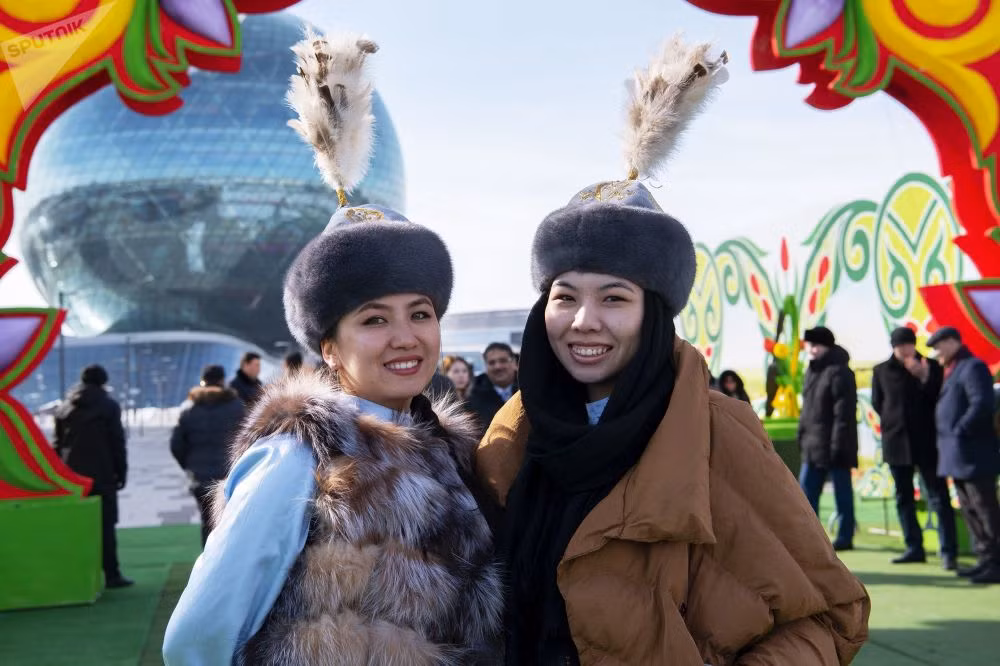 Hai cô gái Kazakhstan nở nụ cười tươi trước ống kính.