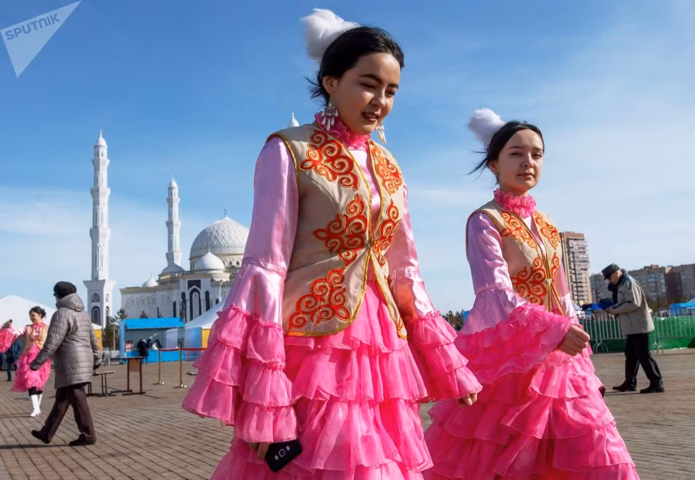 Các cô gái mặc trang phục truyền thống tham gia lễ hội mừng năm mới Nowruz được tổ chức tại Quảng trường Độc lập ở Nur-Sultan.