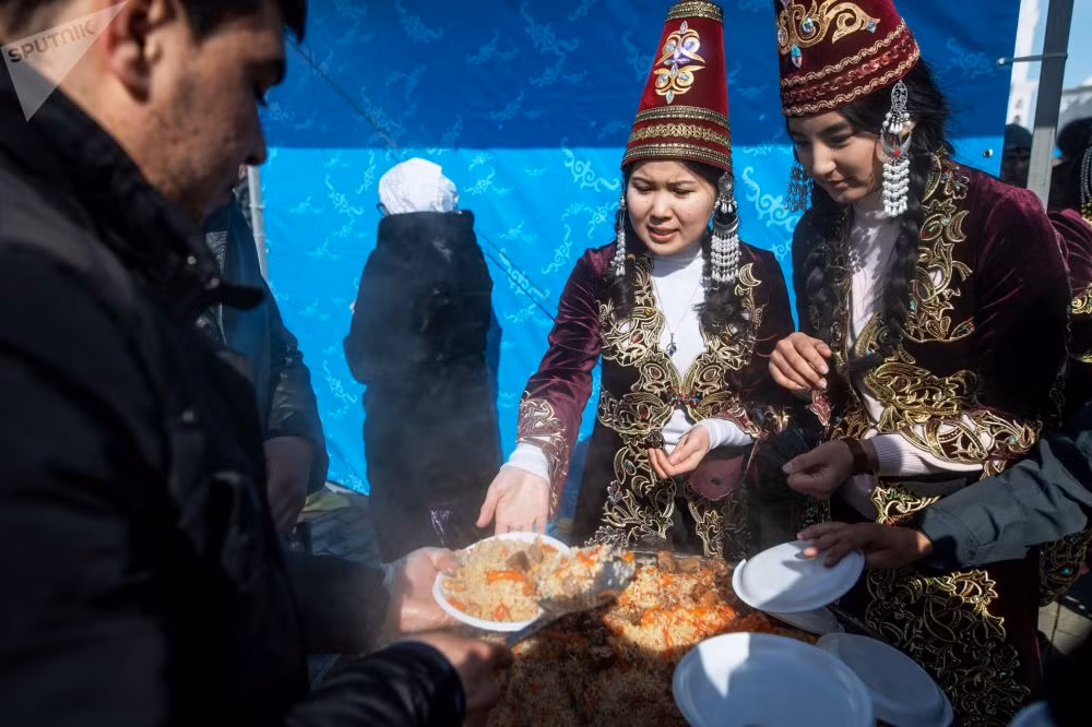 Những người tham gia lễ hội tại Quảng trường Độc lập được "chiêu đãi" món pilaf truyền thống ở nước này.