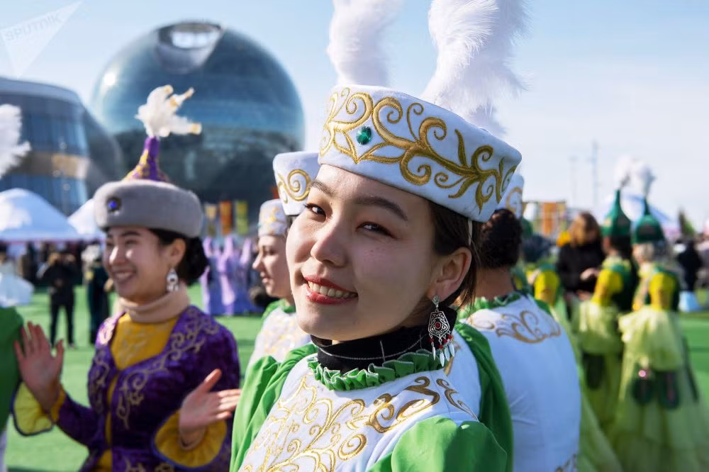 Các cô gái mặc trang phục truyền thống tại hội chợ ở thủ đô Nur-Sultan.