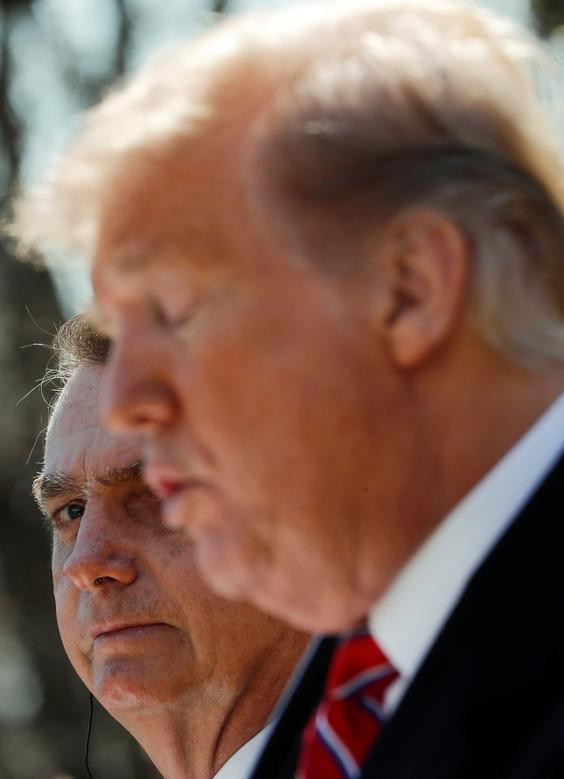 Ông Jair Bolsonaro lắng nghe Tổng thống Trump phát biểu trong cuộc họp báo chung tại Vườn Hồng.
