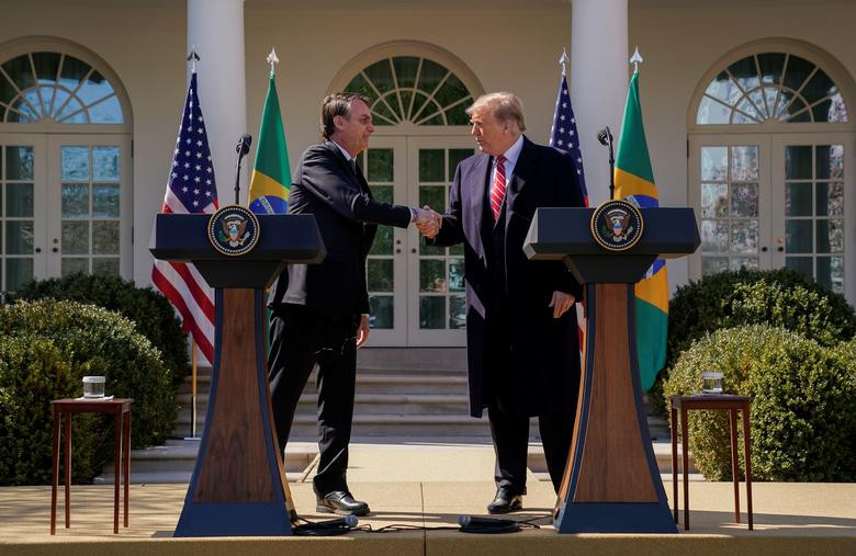Tổng thống Trump bắt tay Tổng thống Bolsonaro trong cuộc họp báo chung tại vườn Hồng của Nhà Trắng.