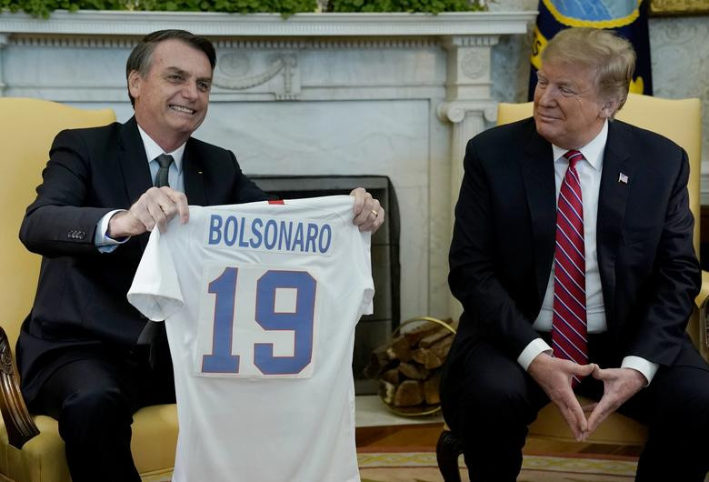 Tổng thống Trump tặng ông Bolsonaro một chiếc áo của đội bóng Mỹ có in tên nhà lãnh đạo Brazil trong cuộc gặp tại Phòng Bầu Dục.