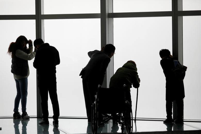 Các du khách đứng nhìn quang cảnh thủ đô Seoul chìm trong "sương mù" dày đặc ngày 6/3.