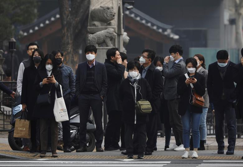 Người dân đeo khẩu trang trong lúc chờ sang đường ở thủ đô Hàn Quốc ngày 5/3.