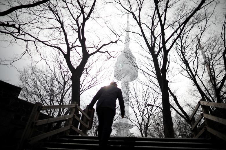 Tháp Seoul bị lu mờ do khói bụi.