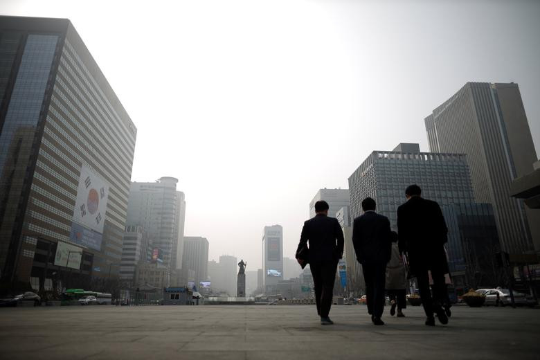 Tổng thống Hàn Quốc Moon Jae-in đang xem xét các biện pháp nhằm đối phó với tình trạng ô nhiễm không khí hiện nay.