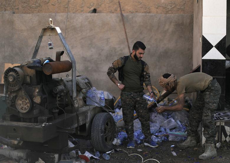 Hai chiến binh SDF trên chiến trường Baghouz.