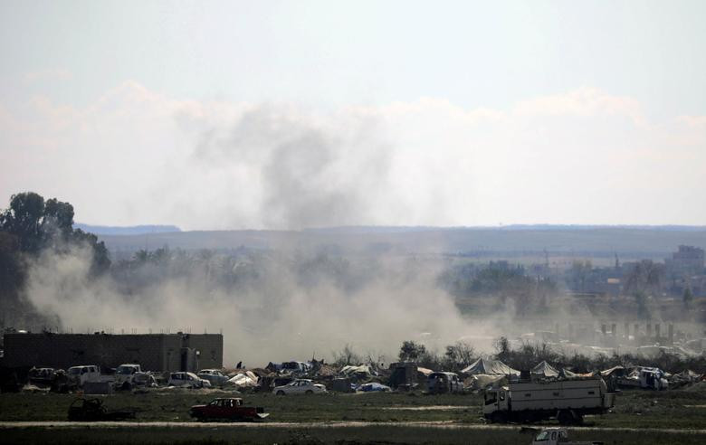 Al Masdar News đưa tin, một báo cáo từ Đông Syria ngày 7/3 cho biết, hơn 500 chiến binh IS đã đầu hàng lực lượng SDF gần doanh trại Baghouz ở Đông Deir Ezzor trong vòng 24 giờ qua. Cùng ngày, ít nhất 16 dân thường đã được lực lượng SDF "giải cứu".