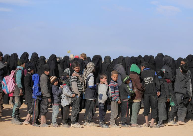 Các em nhỏ xếp hàng nhận đồ tiếp tế gần Baghouz, tỉnh Deir Ezzor, ngày 5/3.