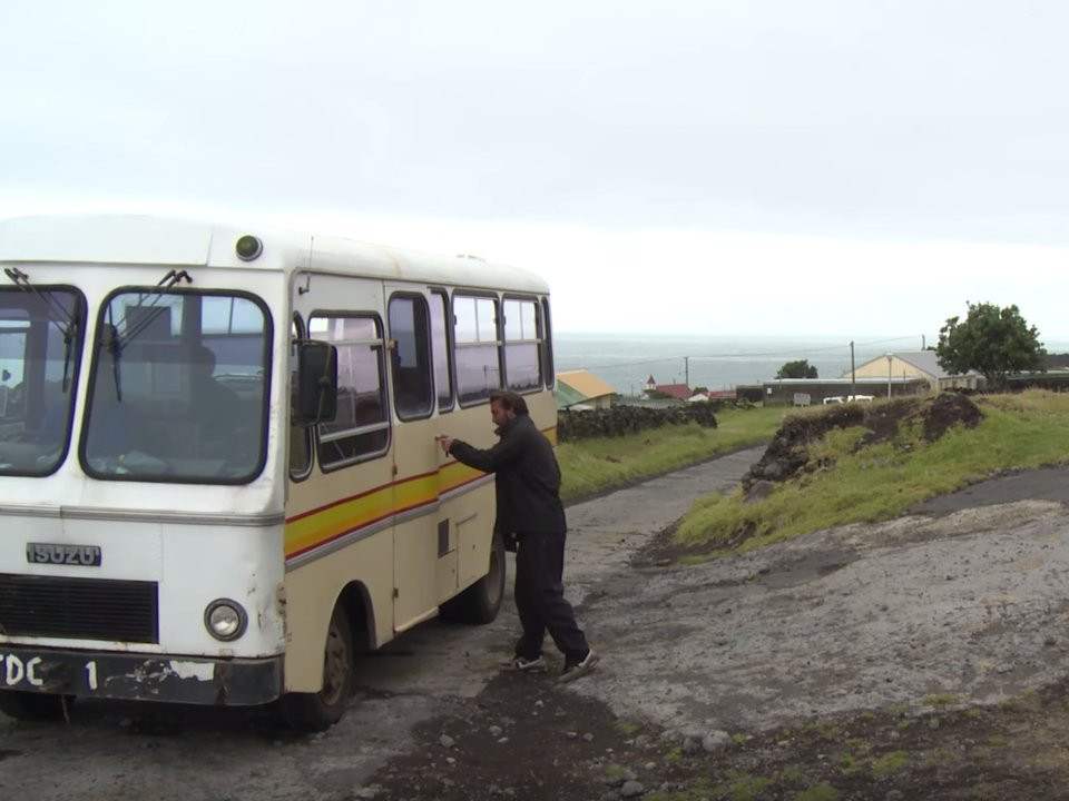 Có một con đường dẫn đến đó và mọi người có thể đi xe buýt.