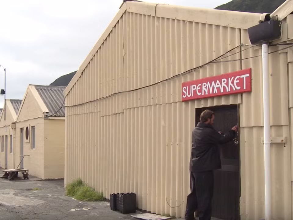 Một siêu thị trong khu định cư Edinburgh of the Seven Seas. Được biết, người dân nơi đây vẫn được cung cấp những dịch vụ thiết yếu nhất, giống như ở mọi thị trấn khác.