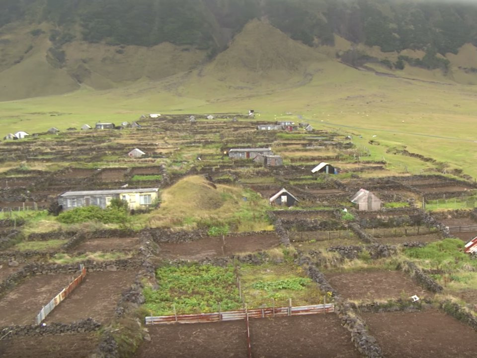 Người dân ở vùng nông thôn Edinburgh of the Seven Seas sống chủ yếu bằng nghề trồng trọt khoai tây trên mảnh đất cách thị trấn khoảng gần 2 km.