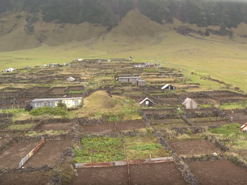 Người dân ở vùng nông thôn Edinburgh of the Seven Seas sống chủ yếu bằng nghề trồng trọt khoai tây trên mảnh đất cách thị trấn khoảng gần 2 km.