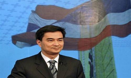 Từ tháng 7/1992 đến tháng 12/2013, ông được bầu vào Hạ viện Thái Lan và là lãnh đạo của Đảng Dân chủ từ tháng 3/2005 đến khi từ chức hôm 24/3 vừa qua. Ảnh: Reuters.