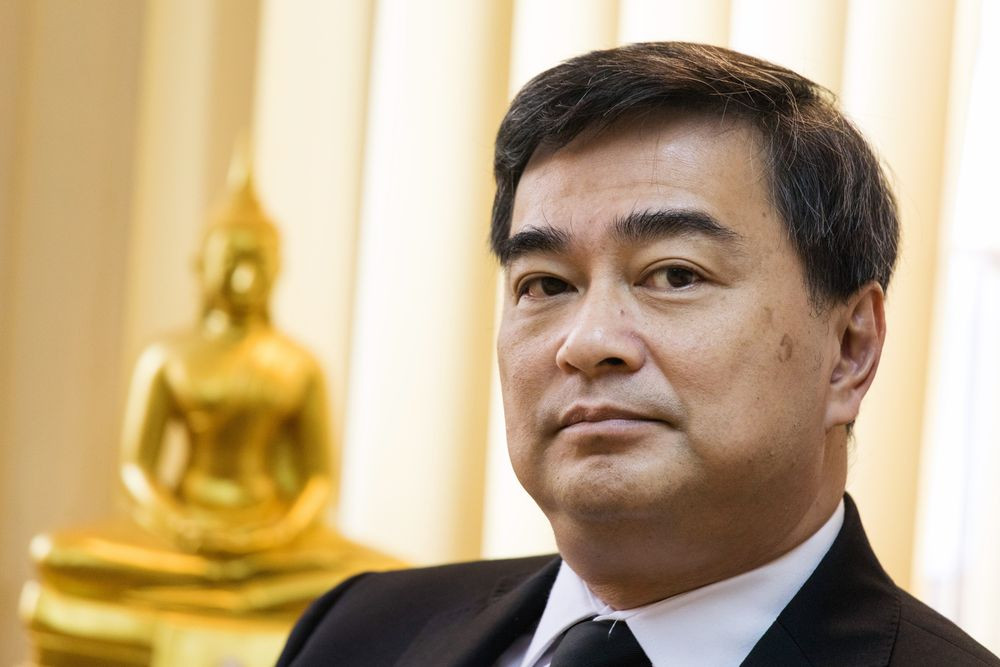 Ngày 15/12/2008, ông được bầu làm thủ tướng thứ 27 của Thái Lan với số phiếu 235 ủng hộ và giữ cương vị này cho tới tháng 5/2011. Ảnh: Bloomberg.