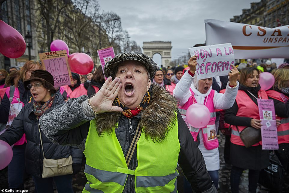 Họ cùng hô vang khẩu hiệu phản đối chính sách của chính quyền Tổng thống Macron. Ảnh: Getty.