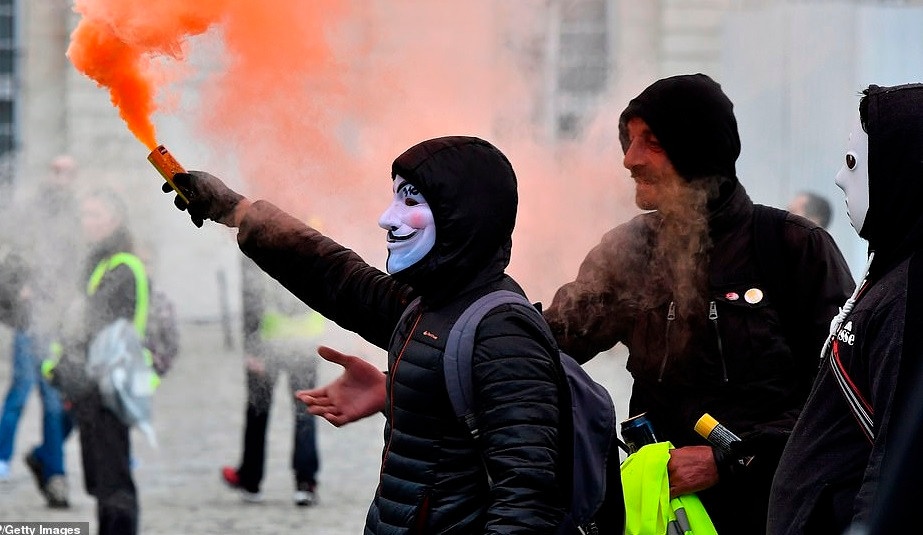 Một người biểu tình đeo mặt nạ ở Bordeaux, miền tây nam nước Pháp. Ảnh: Getty.