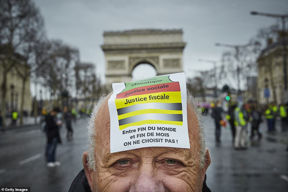 Những người biểu tình tập trung tại một địa điểm ở thủ đô Paris ngày 9/3. Ảnh: Getty.