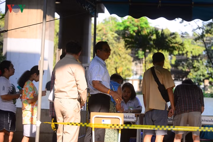 Sau khi thực hiện cuộc đảo chính quân sự vào năm 2015, ông Prayuth đã nắm quyền điều hành đất nước và gặp khá nhiều sự chỉ trích vì liên tục trì hoãn bầu cử.