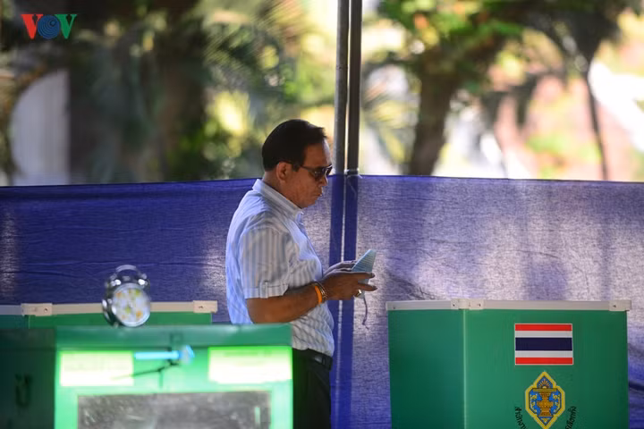 Ba đảng lớn nhất của cuộc bầu cử tại Thái Lan là Pheu Thai (phe Áo đỏ), đảng dân chủ và Palang Pracharat.