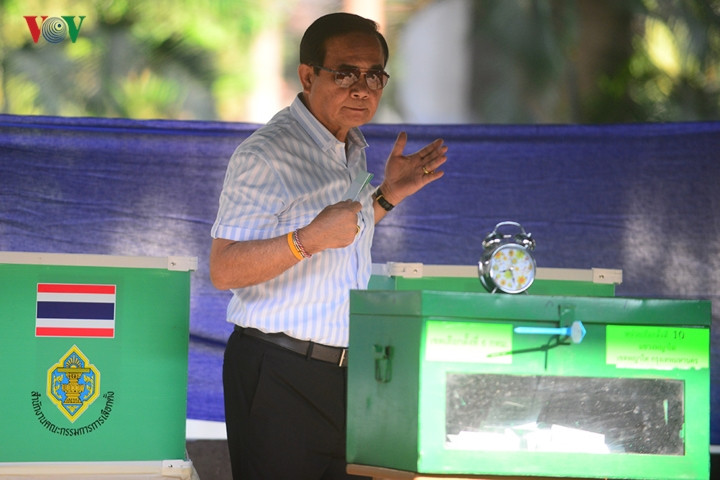 Kể từ khi lên nắm quyền sau cuộc đảo chính cựu Thủ tướng Yingluck, ông Prayuth được đánh giá là cải thiện tình trạng bất ổn về chính trị đất nước nhưng lại không phát triển được kinh tế.