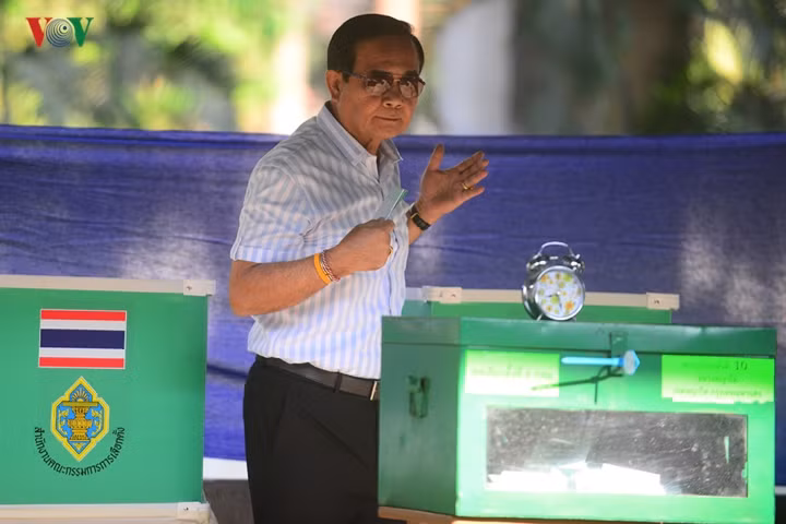 Kể từ khi lên nắm quyền sau cuộc đảo chính cựu Thủ tướng Yingluck, ông Prayuth được đánh giá là cải thiện tình trạng bất ổn về chính trị đất nước nhưng lại không phát triển được kinh tế.