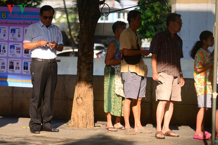 Người đứng đầu chính quyền quân sự Thái Lan đứng xếp hàng cùng với khoảng 10 cử tri khác.