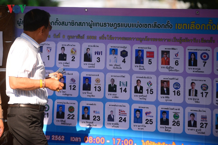 Thủ tướng Thái Lan đương nhiệm xem xét các ứng viên nghị sỹ tại khu vực bầu cử số 6. Có 30 ứng viên của các đảng tham gia tại khu vực này.