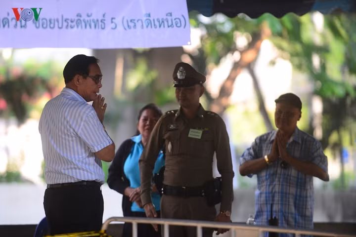 Sau khi thực hiện quyền công dân, Thủ tướng Prayuth cũng hỏi thăm tình hình bầu cử.