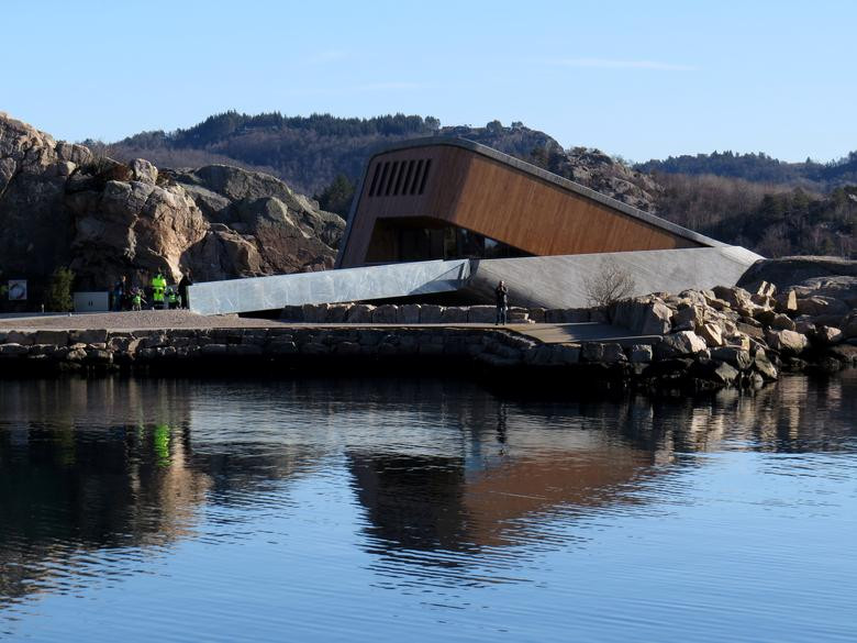 Lối vào nhà hàng Under nằm ở trên bờ.