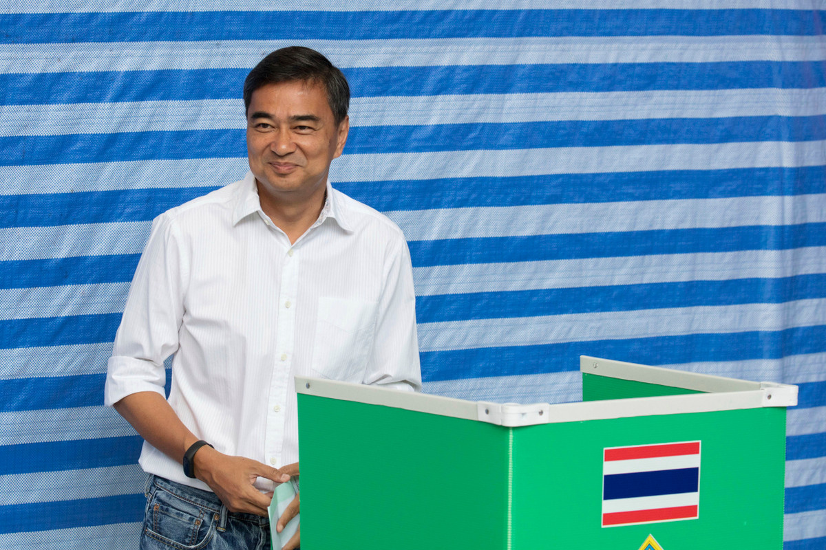 Lãnh đạo Đảng Dân chủ Thái Lan, cựu Thủ tướng Abhisit Vejjajiva, đã tuyên bố từ chức Chủ tịch đảng sau kết quả thất vọng của đảng này trong cuộc tổng tuyển cử ngày 24/3. Ảnh: Lãnh đạo Đảng Dân chủ Thái Lan Abhisit Vejjajiva đi bỏ phiếu ngày 24/3. Ảnh: AP.