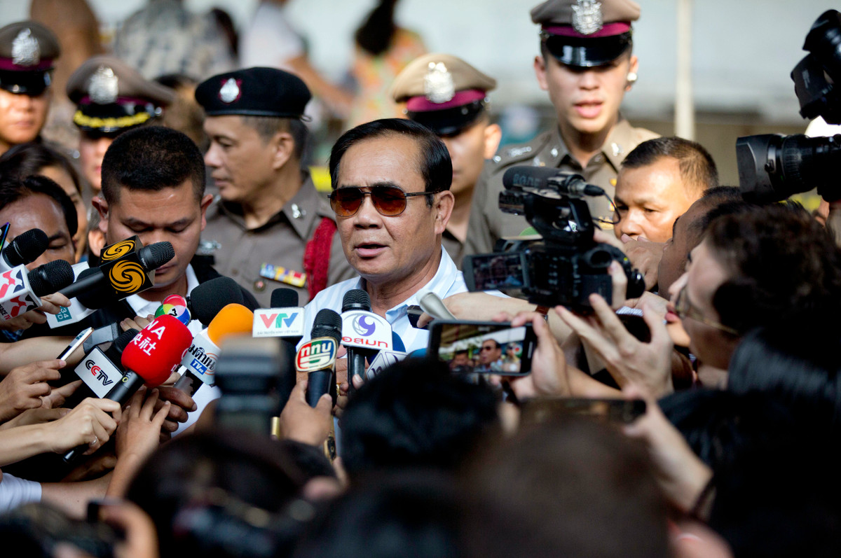 Thủ tướng Thái Lan Prayut trả lời phóng viên sau khi bỏ phiếu hôm 24/3. Ảnh: AP.