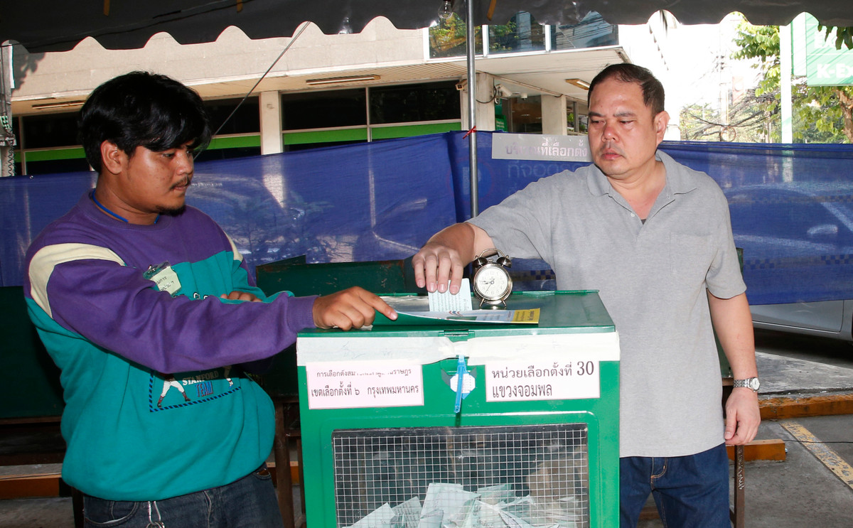 Cử tri bỏ phiếu vào hòm ở thủ đô Bangkok trong cuộc tổng tuyển cử ngày 24/3. Ảnh: AP.