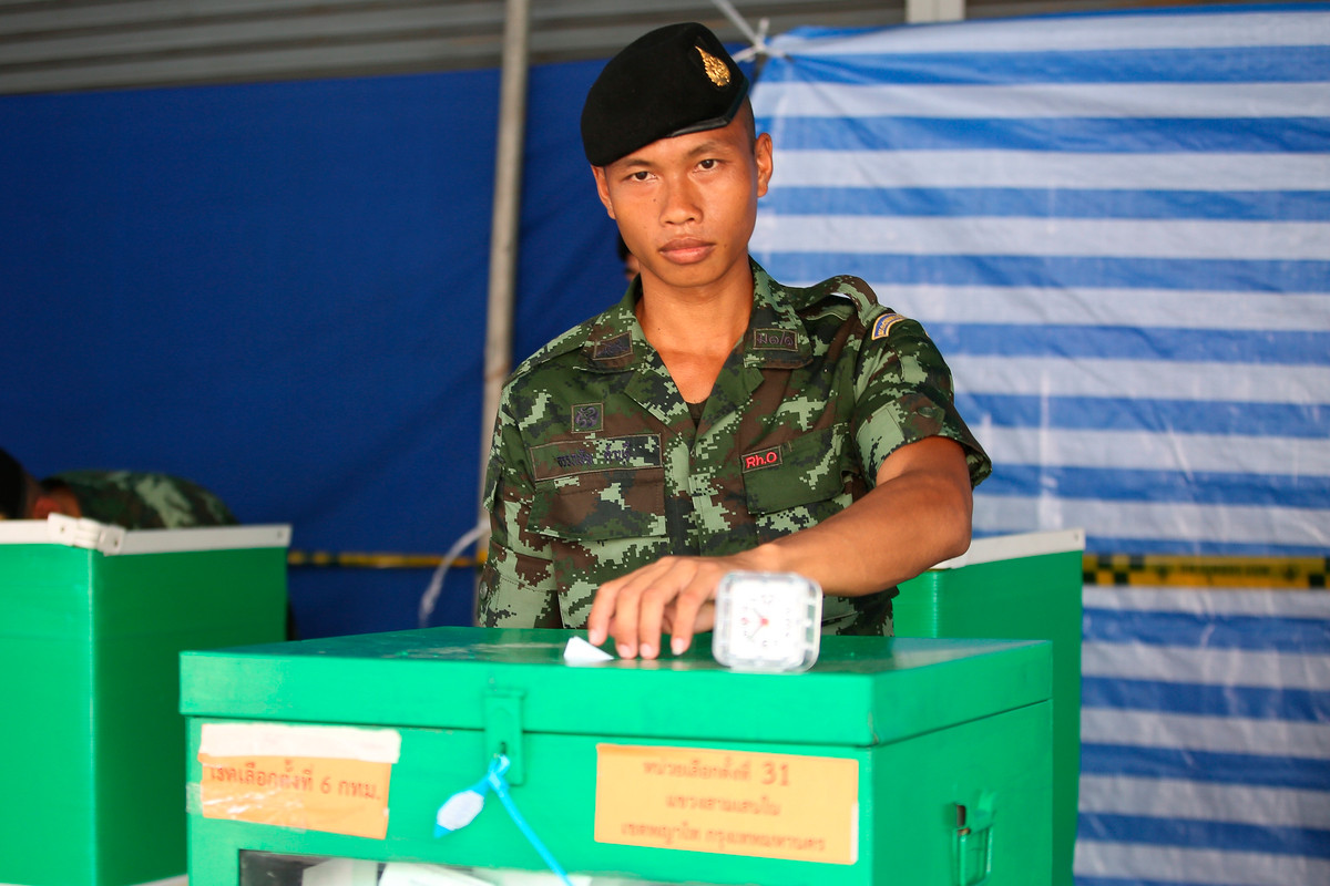 Một binh sĩ Thái Lan đi bỏ phiếu tại điểm bầu cử ở thủ đô Bangkok. Ảnh: AP.