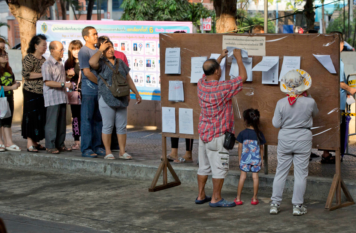 Kết quả sơ bộ của cuộc bầu cử Thái Lan hôm 24/3 có phần gây bất ngờ bởi theo những dự đoán ban đầu, Đảng Palang Pracharat khó có thể dẫn đầu trong cuộc bầu cử lần này. Ảnh: AP.