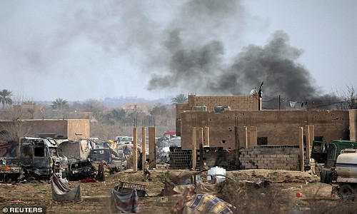 Khoảng 500 tay súng IS được cho là vẫn đang cố thủ trong khu vực này, cùng với 3.000 đến 4.000 dân thường vẫn chưa thể chạy thoát khỏi chiến trường Baghouz. Ảnh: Reuters.