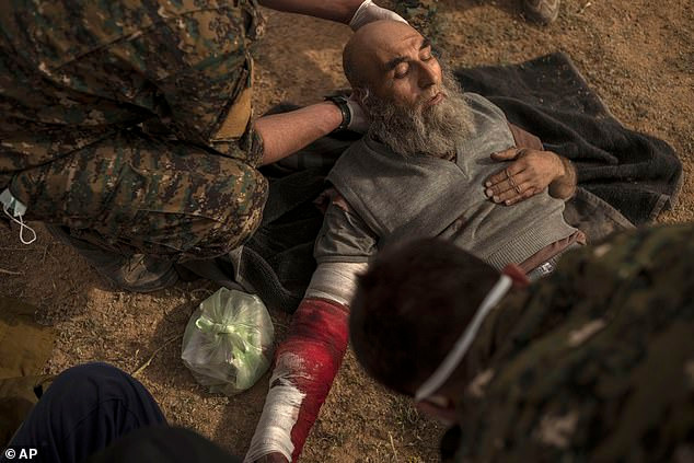 Việc giành lại Baghouz sẽ là một dấu mốc quan trọng trong cuộc chiến chống khủng bố IS tại Syria và Iraq kéo dài suốt nhiều năm qua. Ảnh: AP.