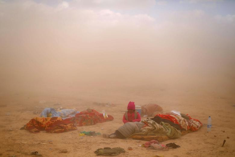 Một người phụ nữ bị thương ở ngôi làng Baghouz, tỉnh Deir Ezzor, ngày 7/3. Ảnh: Reuters.