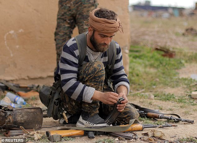 Cùng đường, một số chiến binh IS đã tiến hành những cuộc tấn công tự sát khiến một thành viên SDF thiệt mạng và 4 người khác bị thương, phát ngôn viên của SDF Mustafa Bali cho hay. Ảnh: Reuters.