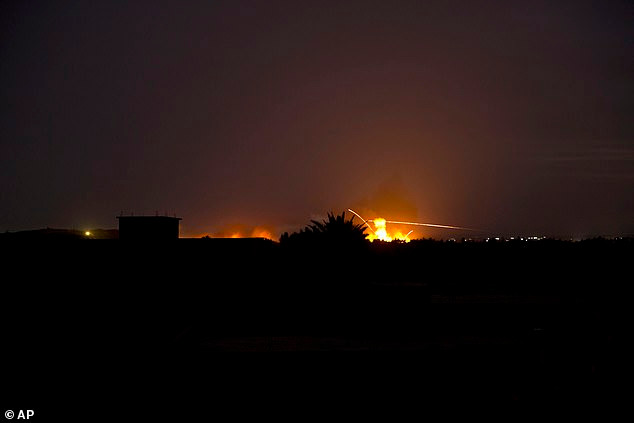 Cuộc tấn công của SDF bắt đầu vào tối 10/3. Để yểm trợ lực lượng này, liên quân Mỹ cũng tiến hành những cuộc không kích nhằm phá huỷ các kho vũ khí và phương tiện của nhóm khủng bố IS. Ảnh: AP.