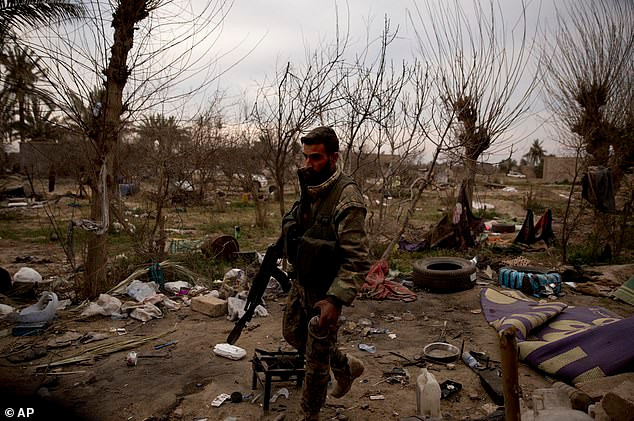 Theo Daily Mail, hàng chục tay súng phiến quân IS đã bỏ mạng trong cuộc giao tranh những ngày qua với lực lượng SDF tại Baghouz, sào huyệt cuối cùng của nhóm khủng bố này tại Syria. Ảnh: AP.