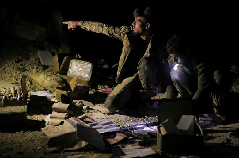 Chiến binh SDF tại ngôi làng Baghouz, Deir Ezzor, ngày 11/3. Ảnh: Reuters.