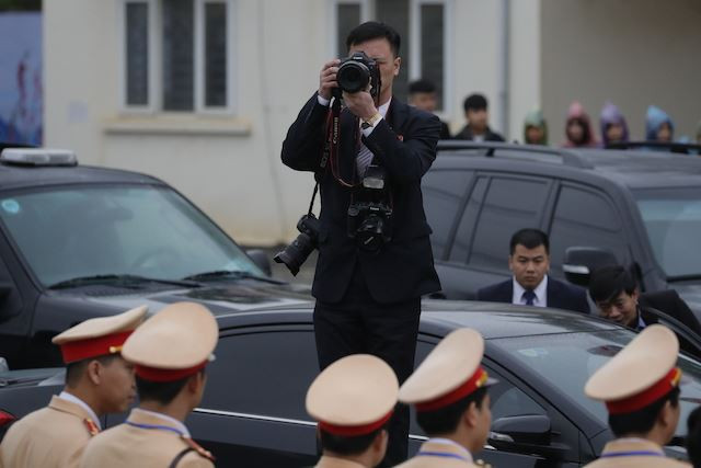 Theo tờ Washington Post, các phóng viên Triều Tiên trong thời gian tác nghiệp lúc nào cũng chuyên tâm làm nhiệm vụ, giữ im lặng, không chia sẻ thông tin với bất kỳ phóng viên quốc tế nào. Nhóm đã thể hiện cách làm việc chuyên nghiệp. Ảnh: Đại diện truyền thông Triều Tiên trèo lên cao chụp ảnh khi nhà lãnh đạo đi tàu tới ga Đồng Đăng, Lạng Sơn ngày 26/2. Ảnh: EPA-Yonhap.