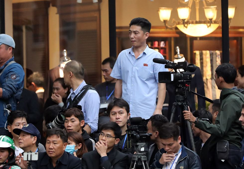 Một phóng viên Triều Tiên nổi bật trong đám đông chờ ngoài Đại sứ quán Triều Tiên ở Hà Nội khi Chủ tịch Kim Jong-un có chuyến thăm nơi này vào chiều 26/2. Ảnh: Yonhap