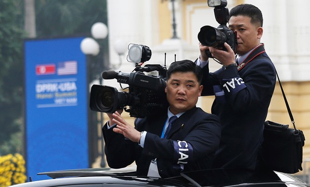 Nhiệm vụ của đoàn phóng viên này là theo sát từng hoạt động của Chủ tịch Triều Tiên Kim Jong-un tại Việt Nam, nhân dịp nhà lãnh đạo tới đây có chuyến thăm hữu nghị chính thức và tham dự Hội nghị thượng đỉnh với người đồng cấp Mỹ Donald Trump. Ảnh: Các phóng viên Triều Tiên mở mui xe ô tô, tác nghiệp khi đoàn xe của Chủ tịch Kim Jong-un đi qua Nhà hát lớn Hà Nội sau khi Hội nghị thượng đỉnh Mỹ-Triều Tiên lần 2 kết thúc ngày 28/2/2019. Ảnh: Reuters