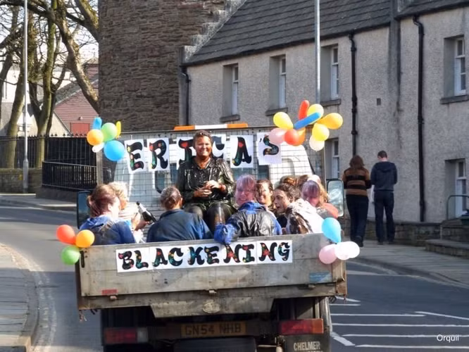 "Làm khó" cô dâu trước ngày cưới: Ở Scotland, trước khi ngày cưới diễn ra, cô dâu sẽ đi quanh thị trấn và bị ném trứng, sữa hỏng hoặc những thứ kinh khủng khác. Phong tục này như một sự ẩn dụ cho cuộc sống khó khăn mà cô dâu có thể phải trải qua sau đám cưới.