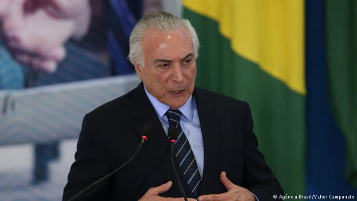 Ông Temer lên nắm quyền hồi giữa năm 2016 sau khi cựu Tổng thống Dilma Rousseff bị phế truất. Tuy nhiên, trong thời gian tại nhiệm, tỷ lệ ủng hộ dành cho ông Temer luôn ở mức thấp do ông vướng phải nhiều vụ bê bối tham nhũng. Ảnh: DW.