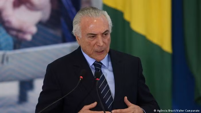 Ông Temer lên nắm quyền hồi giữa năm 2016 sau khi cựu Tổng thống Dilma Rousseff bị phế truất. Tuy nhiên, trong thời gian tại nhiệm, tỷ lệ ủng hộ dành cho ông Temer luôn ở mức thấp do ông vướng phải nhiều vụ bê bối tham nhũng. Ảnh: DW.